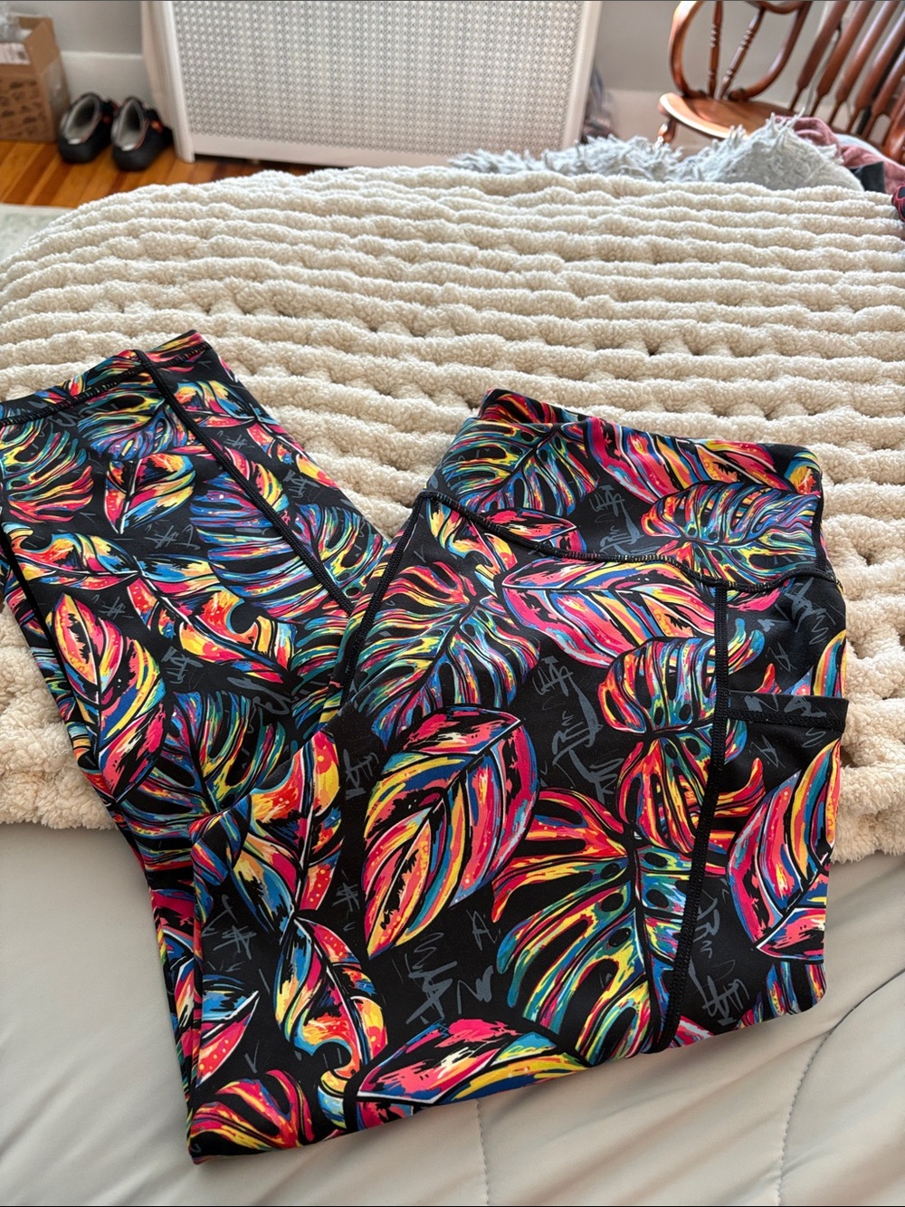 Vibrant Tropical Leaf Print Capri Leggings - Black Multi